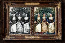 Η Δέσπω Πουπουλίδου με φίλες της το 1910. Φορούν τις επιχώριες γιορτινές παραδοσιακές ενδυμασίες τους (ζουπούνας) 