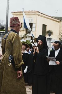 Ο Δήμαρχος Τραπεζούντας Ιωάννης Τριφτανίδης προσφωνεί τον Μέγα Δούκα της Ρωσίας Νικολάι Νικολάγιεβιτς, που ήρθε από το Ερζερούμ. Δίπλα του ο Μητροπολίτης Τραπεζούντας Χρύσανθος. 17 Ιουλίου 1916 με το παλιό ημερολόγιο