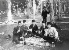 Εκδρομή στο Σοούκ - Σου (Κρυονέρι) Τραπεζούντας το 1910. Στο κέντρο ο Θεόδωρος Ακριτίδης με φίλους του σε ένα υπαίθριο φαγοπότι
