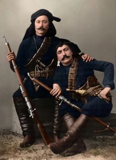 Ελευθέριος Τερζόπουλος (αριστερά) και Ιωάννης Καρσανίδης νέοι της Κρώμνης πριν το 1920