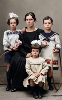 Η Ελένη Αμοιρόγλου με τα παιδιά της, Τραπεζούντα 1924