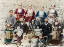 Στο κέντρο η Ελισσάβετ Ασιατίδου, κρατώντας την εγγονή της Γενοβέφα, δεξιά της έχει τον γιο της Παναγιώτη - Τραπεζούντα 1905