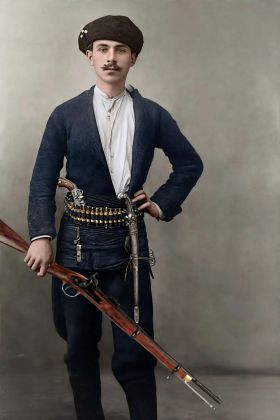 Έλληνας κάτοικος του Ριζαίου (Ριζούντας) σε αναμνηστική φωτογραφία περί το 1900 με την επιχώριο ενδυμασία της ζίπκας