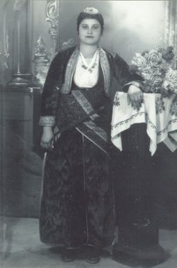 Ελληνίδα του Πόντου με την επιχώριο γιορτινή ενδυμασία (ζουπούνα) - Ελλάδα 1935