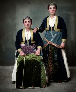 Ελληνίδες της Κερασούντας ντυμένες με τις επιχώριες γιορτινές παραδοσιακές τους ενδυμασίες "ζουπούνας"