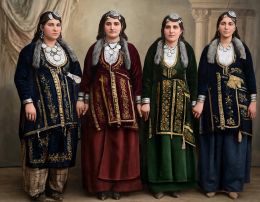 Ελληνίδες κόρες απ' το Κατήκιοϊ της Αμισού περί το 1900 με τις επιχώριες παραδοσιακές γιορτινές τους ενδυμασίες