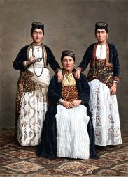 Απεικόνιση τριών Ελληνίδων του Πόντου σε ξυλογραφία ενδεδυμένων με τις επιχώριες παραδοσιακές γιορτινές τους ενδυμασίες "ζουπούνες".