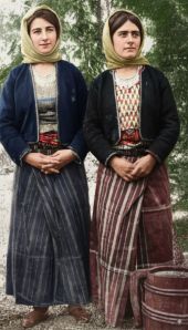 Ελληνίδες απο την Γαλίανα της Ματσούκας με την επιχώρια παραδοσιακή τους ενδυμασία