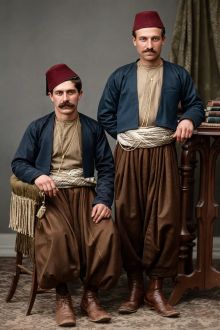 Ο Ιωάννης Βαφειάδης (καθήμενος) με τον κουμπάρο του  - Κρώμνη Πόντου περί το 1900