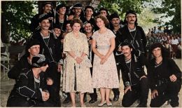 Η Αυτής Μεγαλειότης Βασίλισσα Φρειδερίκη με την πριγκίπισσα Σοφία (μετέπειτα Βασίλισσα της Ισπανίας) με τους Πόντιους Ακρίτες στα Ακρίτεια Δράμας το 1957
