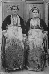 Στα δεξιά είναι η Ανάστα Τεστέμπαση-Αθανασιάδου που εγκατασταθηκε στην Καρυδιά Ν. Ροδόπης. Η αυθεντική πρωτότυπη φωτογραφία βρίσκεται στο λαογραφικό μουσείο της Καρυδιάς Ν. Ροδόπης
