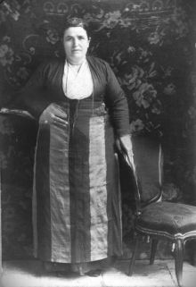 Κοδέσπαινα του Πόντου περί το 1910 με την επιχώρια παραδοσιακή της ζουπούνα και την φοτά