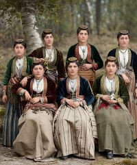 Επτά Ελληνίδες κόρες της Τραπεζουντας με τις επιχώριες γιορτινές παραδοσιακές τους ενδυμασίες