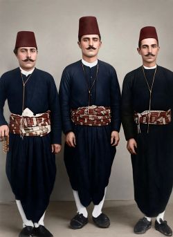 Τα αδέρφια Κωνσταντίνος Παπαγιαννίδης (αριστερά) και Νικόλαος Παπαγιαννίδης (κέντρο, πρόεδρος του χωριού Κοσμά Ματσούκας) με τον κουμπάρο τους Κωνσταντίνο (δεξιά), σε αναμνηστική φωτογραφία πριν το 1904 