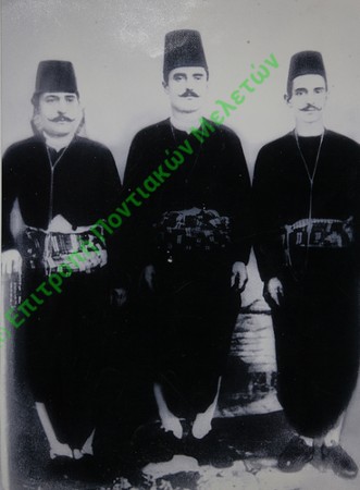 Κοσμά Ματσούκας. Τα αδέρφια Κωνσταντίνος Παπαγιαννίδης (αριστερά) και Νικόλαος Παπαγιαννίδης (κέντρο) με τον κουμπάρο τους Κωνσταντίνο (δεξιά). Ο Κωνσταντίνος απεβίωσε το 1904 στην Αρτάκη Κωνσταντινούπολης και