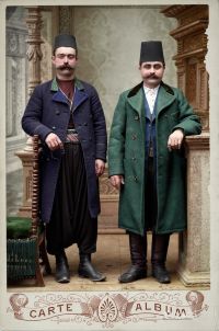Έλληνες Κρωμναίοι φωτογραφίζονται σε στούντιο της Τραπεζούντας το 1904