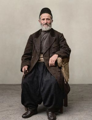 Ο Κρωμναίος Χαράλαμπος Βαφειάδης στα τέλη του 1800 με την επιχώριο παραδοσιακή ενδυμασία των Ελλήνων του Πόντου 