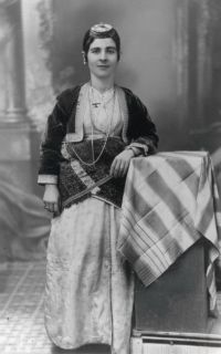 Η Μαρίκα Τρικίδου - Κανξίδου, γεννημένη το 1915 στην Κρώμνη του Πόντου - Καλαμαριά 1930
