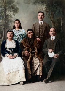 Αριστερά η Μπαλτατζή Παναΐλα, σύζυγος Μιχαηλίδου (όρθιος με το μουστάκι), η πεθερά της και ο κουνιάδος της. Η Μπαλτατζή Παναΐλα ήταν θεία της δωρήτριας από την οικογένεια του πατέρα της. Κρώμνη 1909