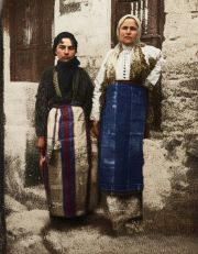 Ελληνίδες κόρες της Νικόπολης του Πόντου με τις επιχώριες παραδοσιακές τους ενδυμασίες