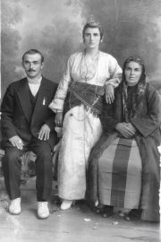 Κριεζή (μητέρα της Τσαβδαρίδη Σόνιας) με τον γιο της Νικόλα και τη νύφη της Ελένη. Οι γυναίκες φορούν παραδοσιακή ποντιακή ενδυμασία.