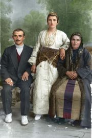 Κριεζή (μητέρα της Τσαβδαρίδη Σόνιας) με τον γιο της Νικόλα και τη νύφη της Ελένη Κριεζή (μητέρα της Τσαβδαρίδη Σόνιας) με τον γιο της Νικόλα και τη νύφη της Ελένη