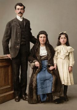 Οικογένεια Μαρίας Παπαδοπούλου από την Τραπεζούντα (ενορία Χριστού). Η Μαρία Παπαδοπούλου (στο μέσον), σύζ. Αθανασίου, με τα παιδιά της Μιλτιάδη και Ξανθίππη