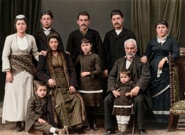 Αναμνηστική φωτογραφία της οικογένειας Μαρμάνη (Παπαδόπουλου). Ο Σπυρίδων και η Δόμνα Μαρμάνη με τα παιδιά τους Σεμίραμι, Δημοσθένη, Αλέξανδρο, Αριστείδη, Σελήνη, Ερμοφίλη, Γιάννη και Ευδοξία στην Τραπεζούντα περί το 1900