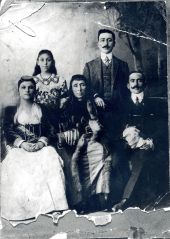 Αριστερά η Μπαλτατζή Παναΐλα, σύζυγος Μιχαηλίδου (όρθιος με το μουστάκι), η πεθερά της και ο κουνιάδος της. Η Μπαλτατζή Παναΐλα ήταν θεία της δωρήτριας από την οικογένεια του πατέρα της. Κρώμνη 1909