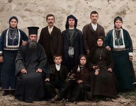 Αναμνηστική φωτογραφία της οικογένειας του παπα-Απόστολου Χειμωνίδη απο την ενορία Κοζλαράντων της Σαντάς του Πόντου