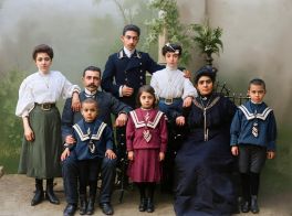 Οικογένεια Χαράλαμπου Γεωργιάδη. Όρθιοι από αριστερά Όλγα, Επαμεινώνδας, Δέσποινα. Καθιστοί οι γονείς Χαράλαμπος και Ελβίρα και τα μικρά Κώστας, Μαρίκα και Νίκος. Τραπεζούντα 1910