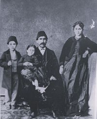 Η οικογένεια του Ιωάννη Χατζηαντώνογλου. Ο Ιωάννης με τη γυναίκα του Δέσποινα (γένος Μαραγκόζογλου) και τα παιδιά τους. Πάφρα 1870