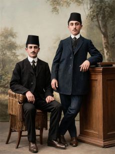 Τραπεζούντα, 1911. Καθήμενος ο Θεόδωρος Κιουπτσίδης, πατέρας του δωρητή (γιος του Γεωργίου και της Κυριακής, το γένος Μουτίδη). Όρθιος ο Κασίμ Κασίμογλου (Κασιμίδης), κουνιάδος του Κιουπτσίδη 