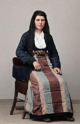Ελληνίδα Τραπεζουντία χωρική με την επίσημη παραδοσιακή της ζουπούνα (λετσέκ, λαχώρ', φοτά, καμίσ') περί τις αρχές του 20ου αιώνα