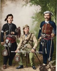 Τραπεζούντιοι χωρικοί με επιχώριες παραδοσιακές ενδυμασίες (ζίπκας) και οπλισμό φωτογραφίζονται σε στούντιο της εποχής 