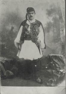 Απεικονίζεται ο Τσακιρίδης Δήμος, από την Τραπεζούντα, ντυμένος με φουστανέλλα. Αργότερα ήρθε ως πρόσφυγας στην Καλαμαριά Σοχούμι 1919