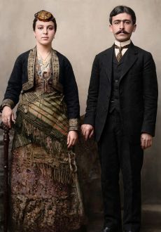 Κερασούντα περί το 1900 το ζεύγος Χαράλαμπου και Συμέλας Παπαδοπούλου γονείς του μικρού Γρηγόρη με την κοζάκικη ενδυμασία 