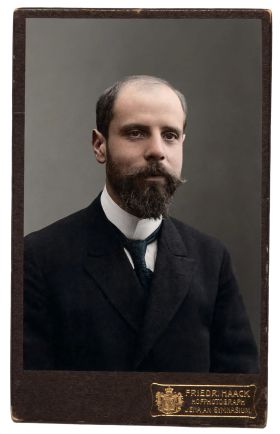 Ο Χαρίλαος (Χρύσανθος) Φιλιππίδης σπουδαστής στη Λειψία το 1908. Στην πίσω όψη της φωτογραφίας υπάρχει ιδιόχειρη αφιέρωση 1908 Λειψία,