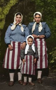 Δυο χωρικές κι ενα κοριτσάκι με φοτάδες. λετσέκια και ορτάρια μέρη της τοπικής ενδυμασίας της υπαίθρου στον Πόντο