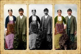 Ζευγάρι Ελλήνων του Πόντου. Μια συνήθης φωτογραφική απεικόνιση μέσα σε φωτογραφικό καλλιτεχνικό στούντιο. Ο άνδρας είναι ντυμένος με τα ευρωπαϊκά ενδύματα ενώ η γυναίκα με την επιχώριο γιορτινή παραδοσιακή της φορεσιά των Ελληνίδων του Πόντου.