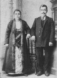 Θεόδωρος Τσαβδαρίδης και Σόνια Τσαβδαρίδη (γιαγιά από τη μητέρα της δωρήτριας). Η γυναίκα φοράει παραδοσιακή ποντιακή εβδυμασία ενώ ο άντρας είναι ντυμένος με ευρωπαϊκό ντύσιμο 1905