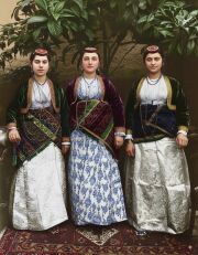 Ελληνίδες κόρες της Τραπεζούντας με τις επιχώριες παραδοσιακές τους ενδυμασίες πριν το 1920