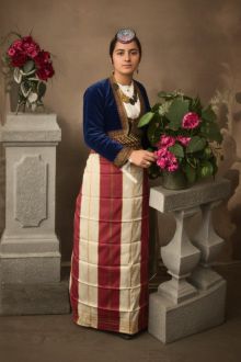 Κοτυωρίτισσα κόρη με την τοπική ενδυμασία της ζουπούνα