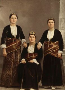 Κοτυωρίτισσες Ελληνίδες με τις επιχώριες παραδοσιακές τους ενδυμασίες 