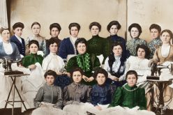 Μαθήτριες μοδιστρικής τέχνης με τις δασκάλες τους - Τραπεζούντα 1900
