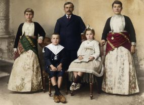 Οικογενειακή φωτογραφία του δικηγόρου Κερασούντας Παναγιώτη Ερμείδη, θύματος του τοπάλ οσμάν. 