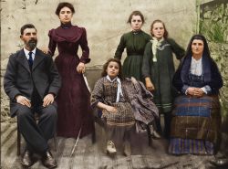 Οικογένεια Ελλήνων των Κοτυώρων σε αναμνηστική φωτογράφηση το 1900