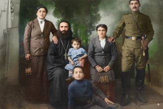 Οικογένεια Στέφανου Παρκοσίδη (πιθανώς τραβηγμένη στο Κάρς, τη Γεωργία ή τη Ρωσία)