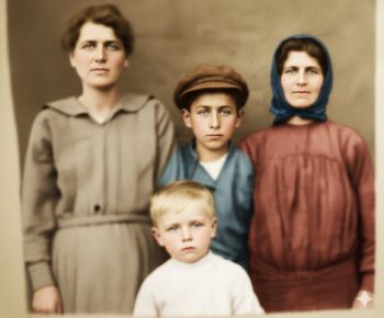 Ενορία Ζουρνατσάντων Σάντας περίπου το 1910. Στη φωτογραφία η Μεμισίνα με τη κόρη και τα εγγόνια της