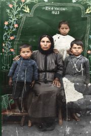 Ενθύμιον 1923. Η Δέσποινα Χαρπαντίδου ή Λάλογλεσα από το χωριό Λάλογλη Κάρς,αριστερά ο Ιωάννης και δεξιά ο Γιώργος Χαρπαντίδης